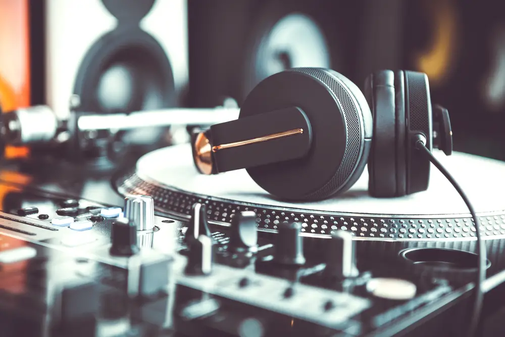 what-equipment-do-i-need-to-dj-beginners-guide