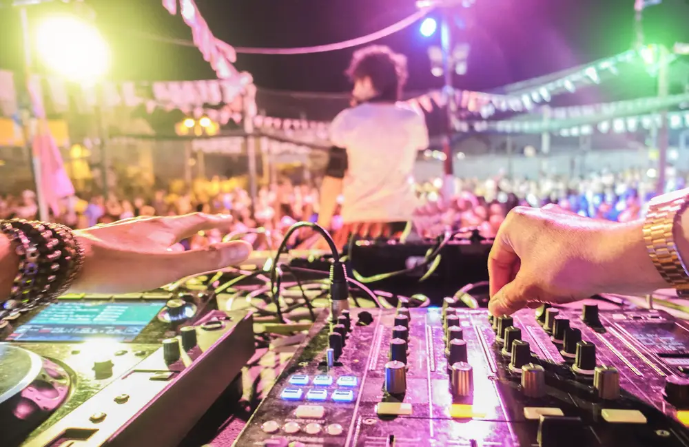 How To DJ EDM (Beginners Guide)