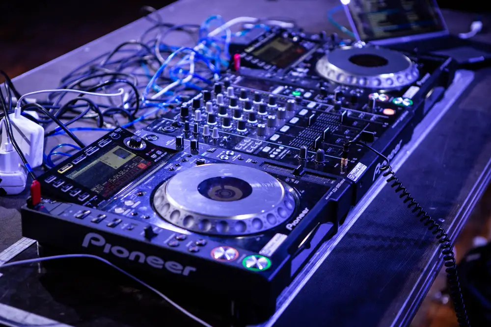 Pioneer XDJ Vs CDJ Which Is Better